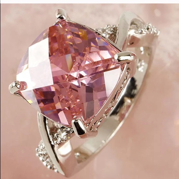 Jewelry - Pink Stone Ring